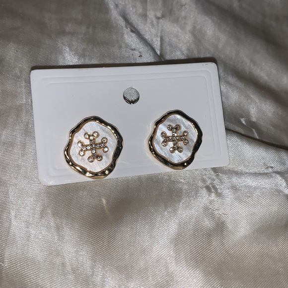 Earrings - Picture 7 of 9